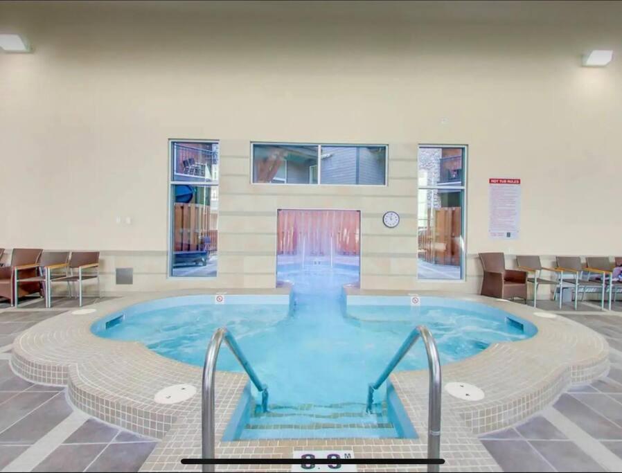 Cozy One Bedroom Condo With Indoor Pool And Hottub Canmore Exterior foto