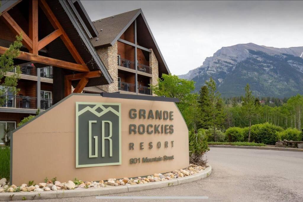 Cozy One Bedroom Condo With Indoor Pool And Hottub Canmore Exterior foto